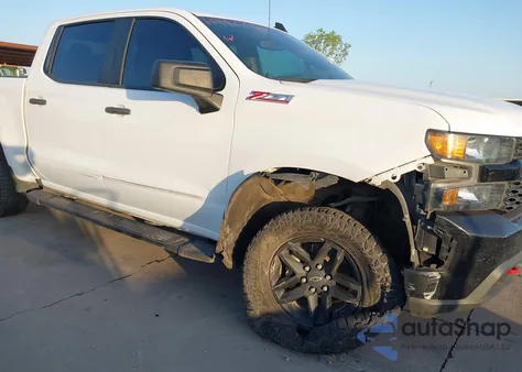 2021 Chevrolet Silverado K1500 Trail Boss Custom z USA, uszkodzony, nr VIN 1GCPYCEF3MZ330447